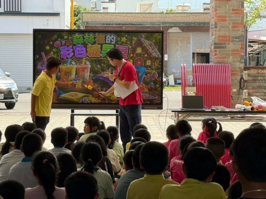 ∆成功分局第四組警員陳秉豐化身深受學童喜愛的「餅乾老師」，透過生動有趣的故事、互動問答及多媒體簡報，帶領學生認識電子菸與新興毒品的真實面貌，讓反毒觀念從小扎根。（圖／成功警分局提供）