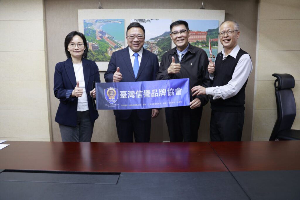 圖左起為臺灣信譽品牌協會理事潘曉蘭、創會榮譽理事長劉維琪校長、創會理事長曹富生及總編輯邱文通，共同推動臺灣最具代表性的消費者品牌信任指標。圖/臺灣信譽品牌協會提供