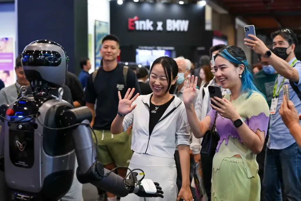COMPUTEX 2026首度設立AI機器人區，集結AI機器人與具身智慧（Embodied AI）創新應用，吸引參觀者熱烈互動體驗。