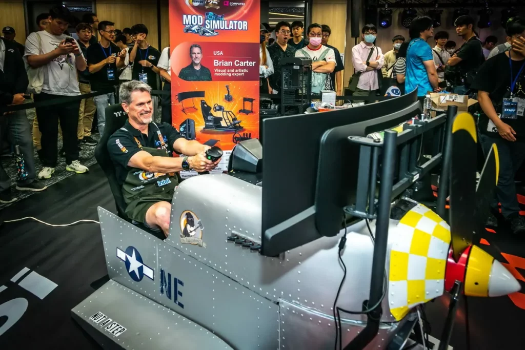美國改裝高手Brian Carter在MOD Simulator電競模擬器改裝表演賽獲得冠軍。（Newegg提供）
