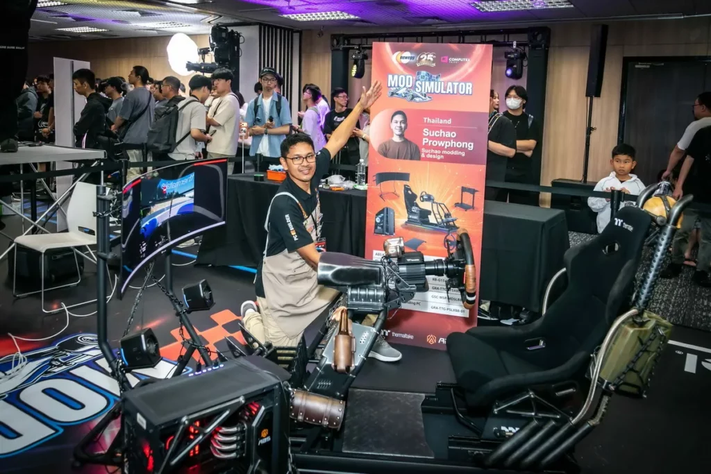 泰國JPModified品牌創辦人Suchao Prowphong在MOD Simulator電競模擬器改裝表演賽改裝賽車模擬器。（Newegg提供）