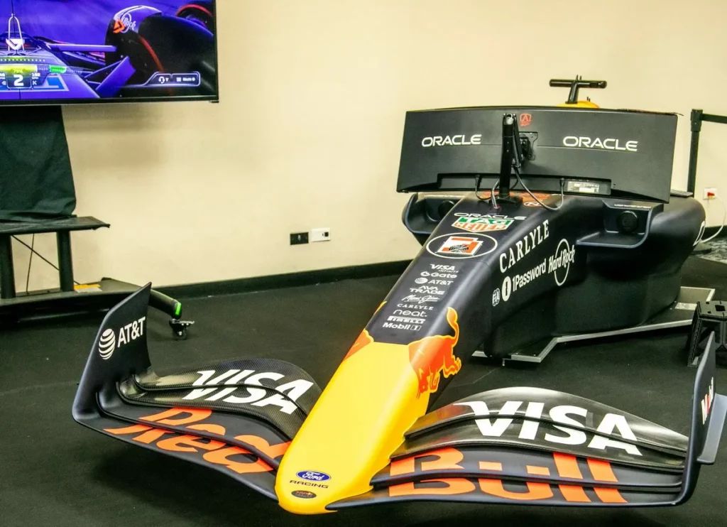 能量飲料品牌Red Bull在本次活動展示Red Bull F1 1_1擬真賽車模擬器供民眾體驗。（Newegg提供）