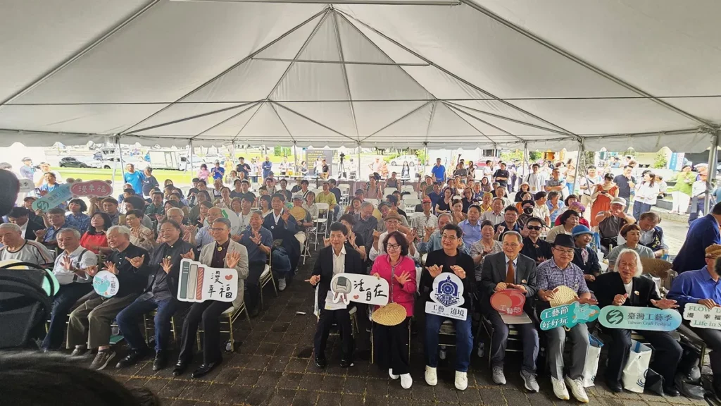 工藝中心舉行2026「65工藝節暨2026-2027工藝遶境」開幕典禮後大合影。(圖/陳惠玲攝影)