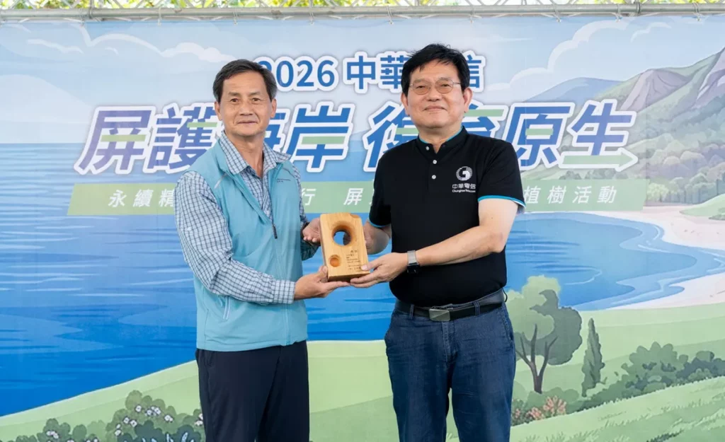 林業署屏東分署長李政賢(左)頒發企業認養獎座,由中華電信林榮賜總經理(右)代表受獎