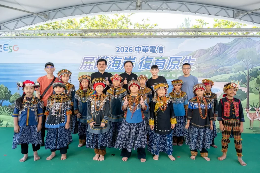中華電信「屏護海岸 復育原生」植樹活動,邀請屏東在地「泰武國小」帶來精彩吟唱表演,