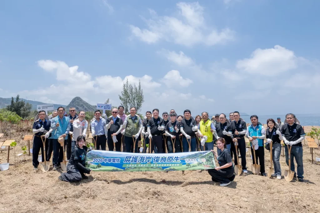 貴賓於植樹區合影,見證「移除外來入侵種銀合歡」生態復育成果,透過適地適木方式建立複層林相