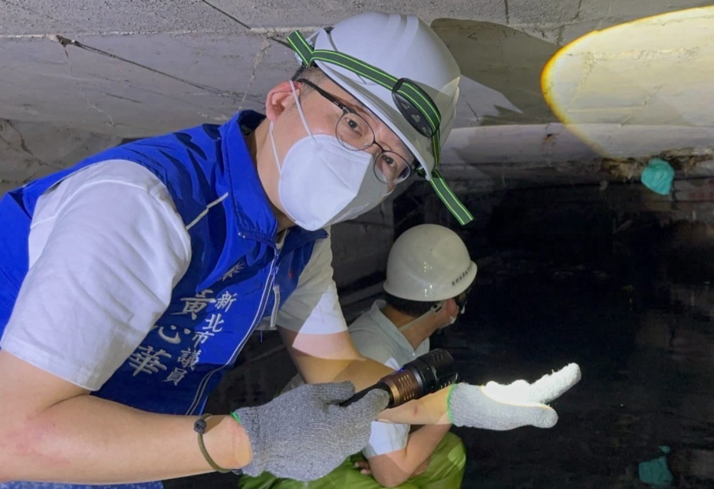 親穿青蛙裝下瑠公圳 黃心華揭黑水惡臭真正原因 203 248260605a03