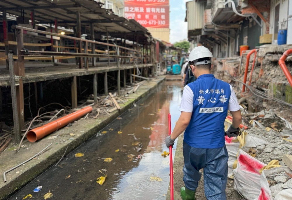 親穿青蛙裝下瑠公圳 黃心華揭黑水惡臭真正原因 204 248260605a04
