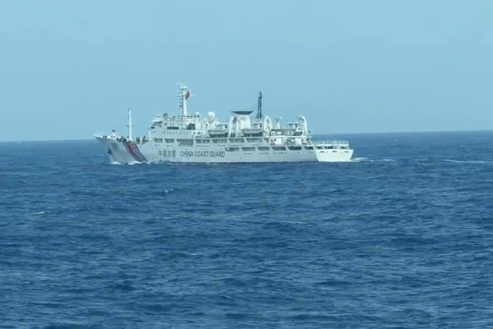 中國海警船蠻橫切入東沙水域 巡護九號艦近迫攔截對峙 214 CNEWS204260605a03