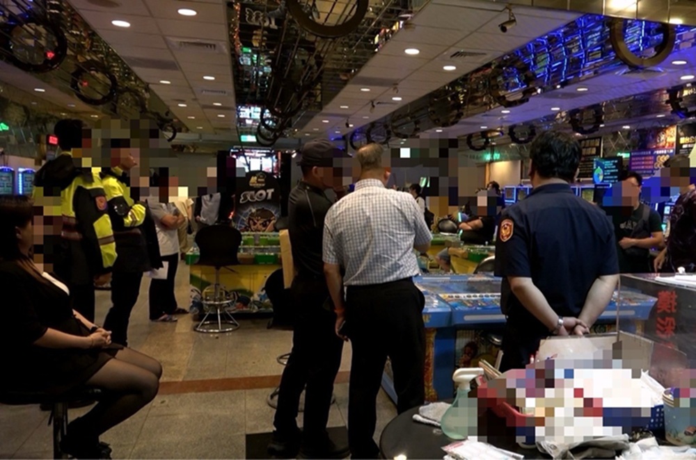 電子遊戲場涉掩護非法電玩 嘉市警查獲148台賭博遊戲機 230 CNEWS204260605a08