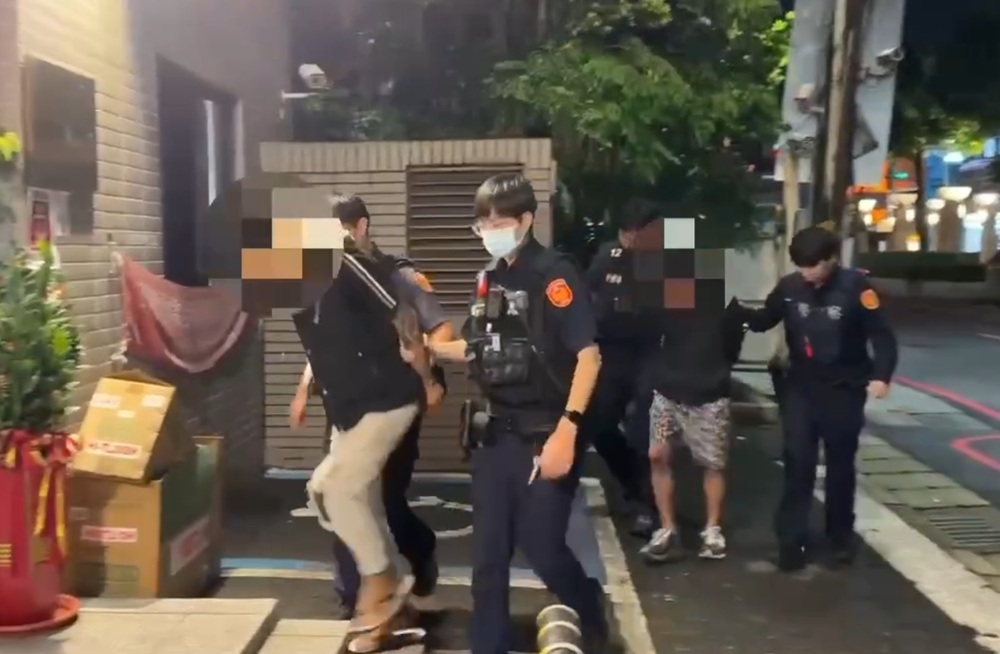 涉違停人行道 見警棄車狂奔19歲男涉無照又毒駕 230 CNEWS204260605a13
