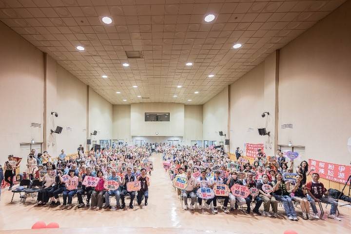 ▲最資深服務55年、最年長逾90歲,鳳山294位鄰長受表揚,見證最強基層力量,世代傳承展現地方自治活力。