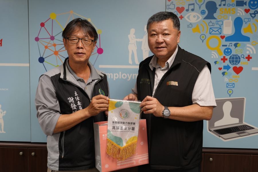 ▲高屏澎東分署分署長郭耿華(右)致贈企業主錦旗。
