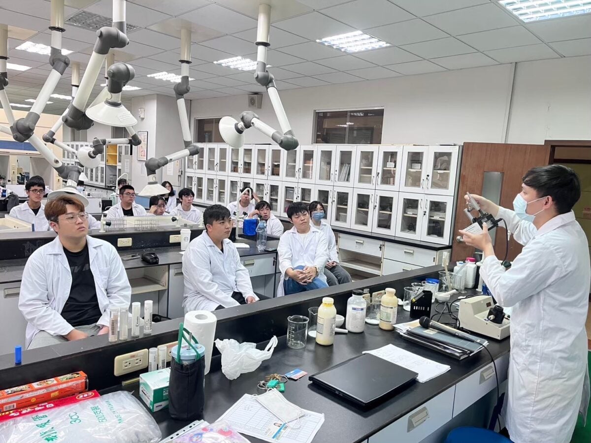 ▲卓家榮老師(右1),培育學生如何透過材料、製程、及永續製造等技術,提升實作能力。