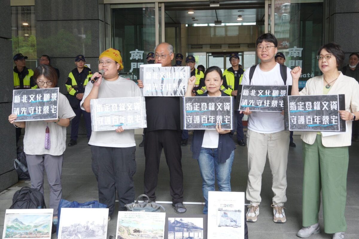 ▲蔡宅現任屋主賴碧珍及文資團體今日（6/5）上午在新北市政府前召開記者會