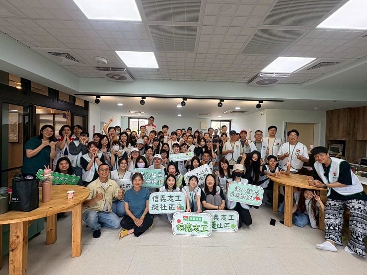 ▲信義房屋志工隊日前前往雲林縣古坑鄉田心村,協助古坑桔院子社區福祉家園,進行戶外雜草修整、落枝清掃與室內傢俱清潔。