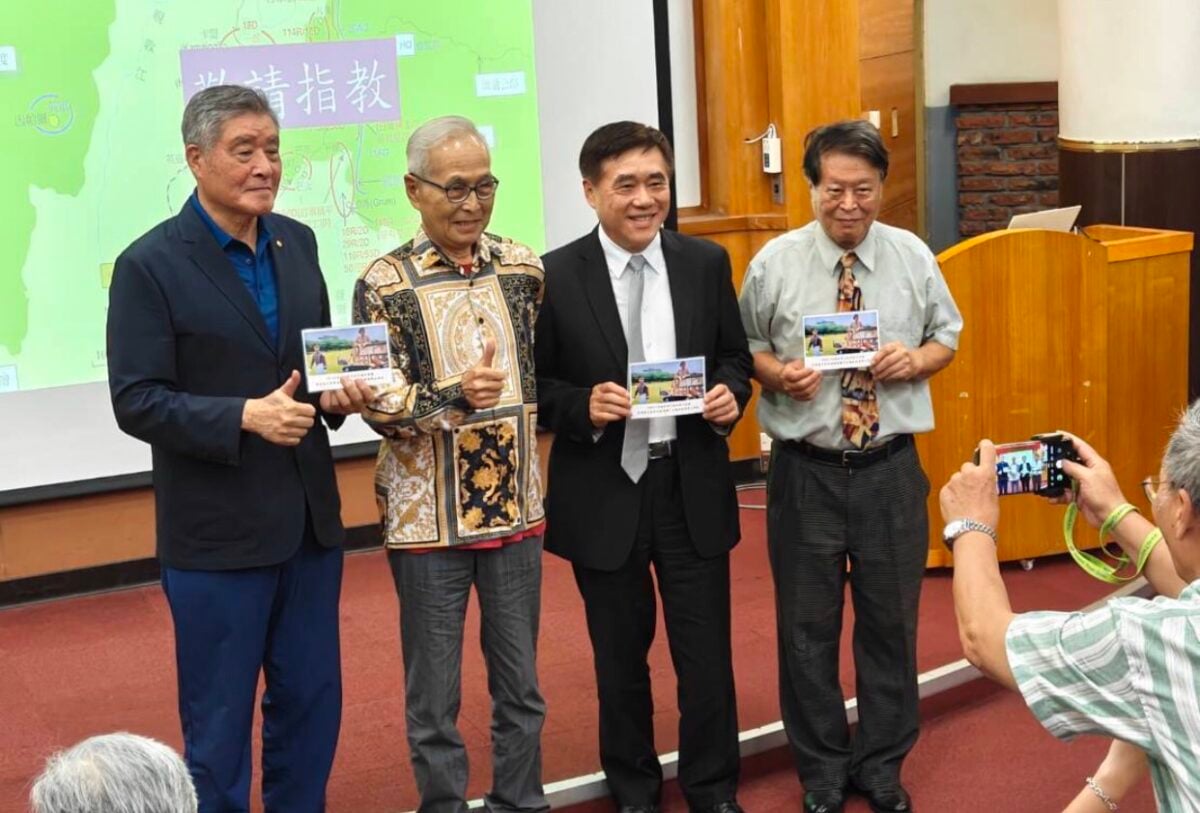 ▲何世同教授(右一)新書發表會現場與前台北市長郝龍斌(右二)、前國安會秘書長高華柱(左一)合影。