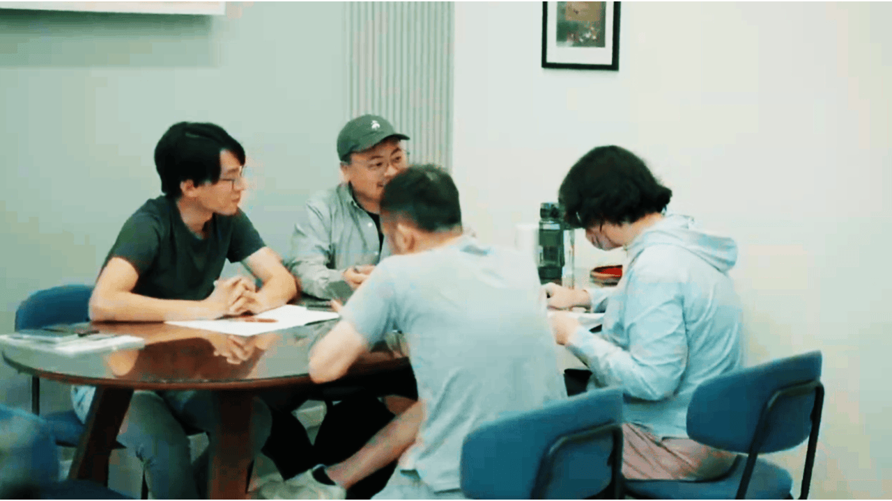 設計團隊幫客戶現場規劃中 (照片/業者提供)