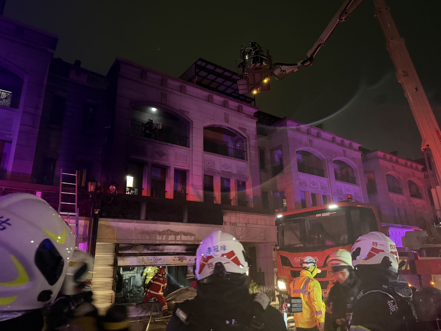 高雄深夜住宅火警!一樓車庫起火竄濃煙 警消救出受困3人 - https://www.watchmedia01.com