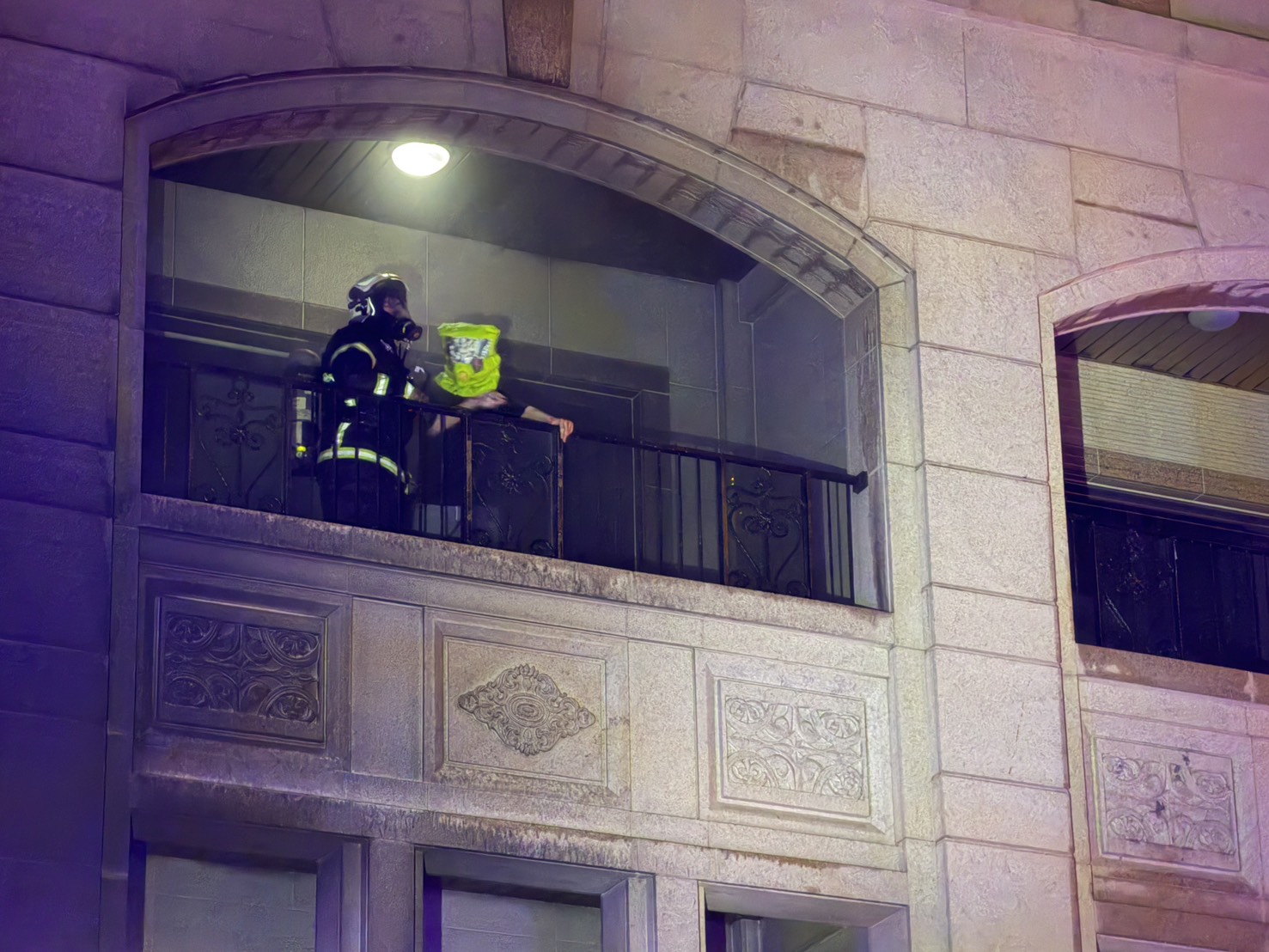 高雄深夜住宅火警!一樓車庫起火竄濃煙 警消救出受困3人 - https://www.watchmedia01.com