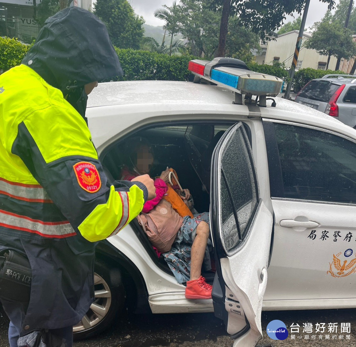 老婦公車上喃喃自語引關注,警方協助平安返家。