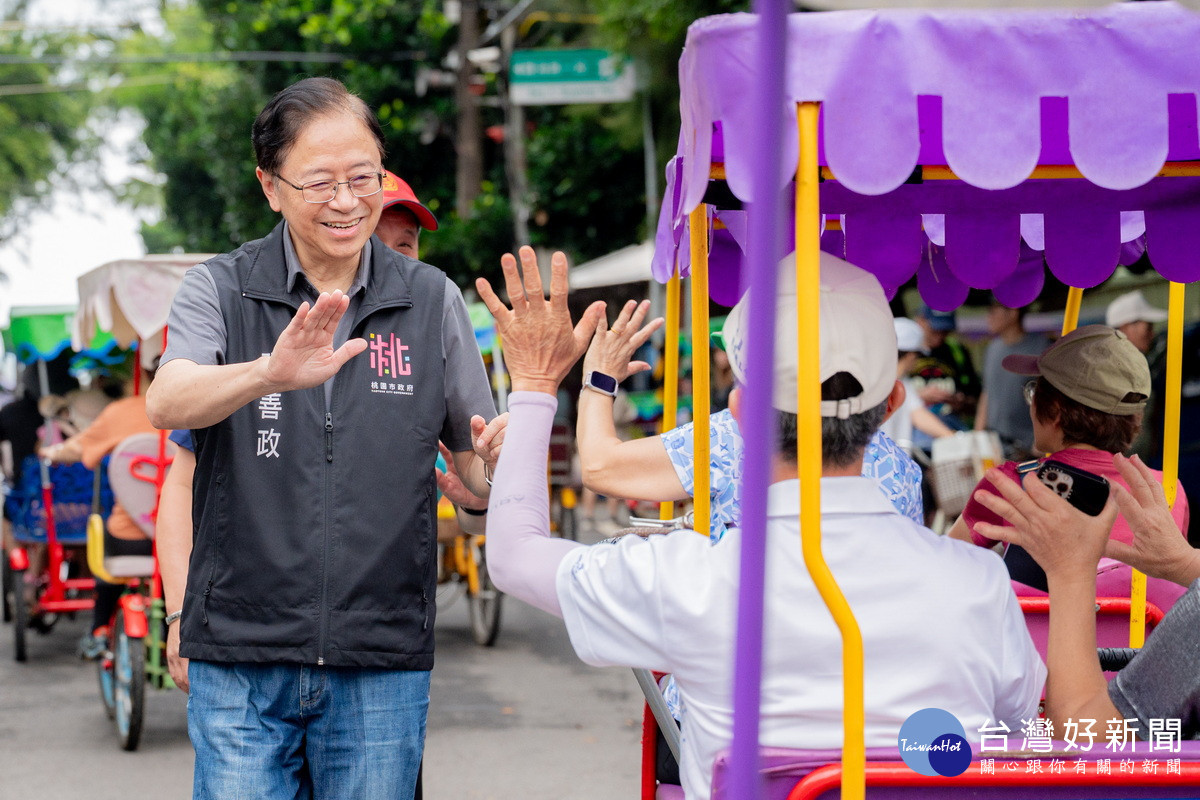 桃園市長張善政於活動中和勞工朋友們互動。<br /><br /> 