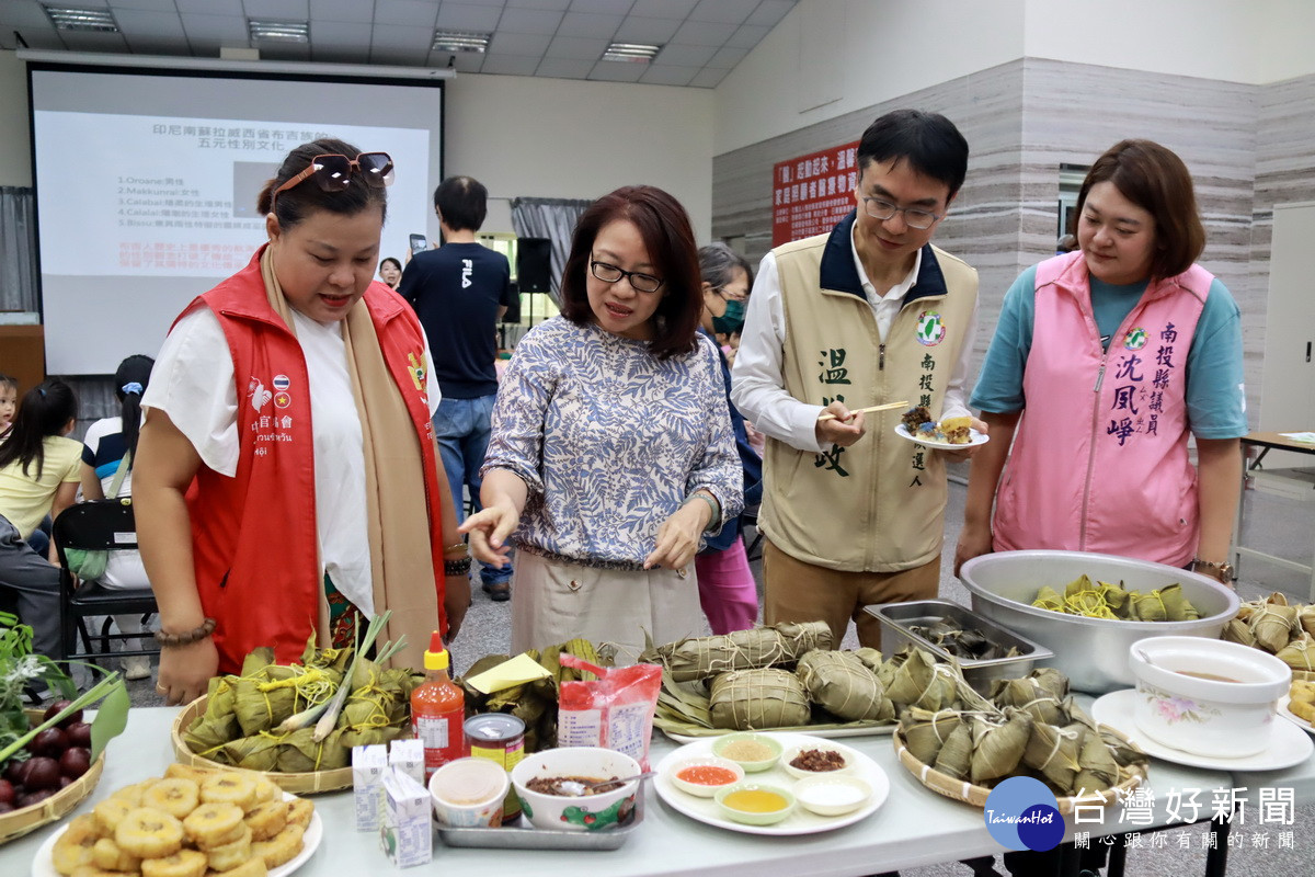 羅美玲向來賓介紹異國口味粽子。(記者扶小萍攝)
