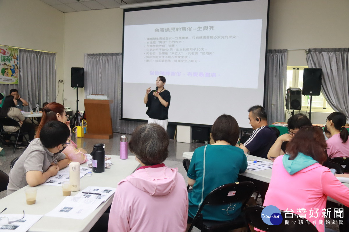 陳富新主講性平的重要與差異。(記者扶小萍攝)