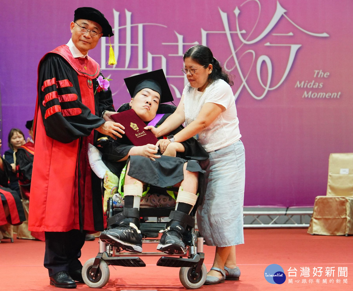罹患腦性麻痺的郭宇晨(中)以堅定意志、積極的態度,克服身體限制與學業挑戰,完成大學學業。