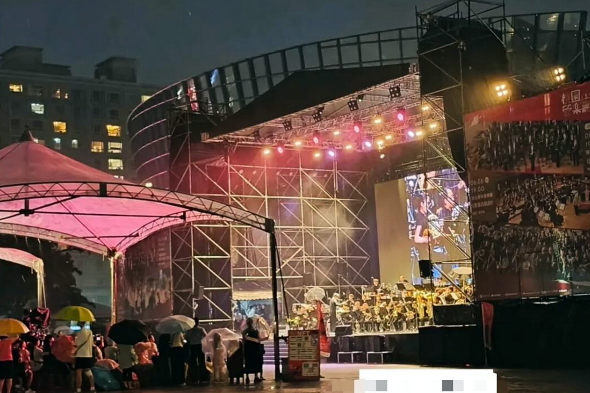 民眾撐傘於桃園區藝文廣場欣賞東京佼成管樂團戶外首演。（圖／桃園市言議員黃瓊慧網頁）<br /><br /> 
