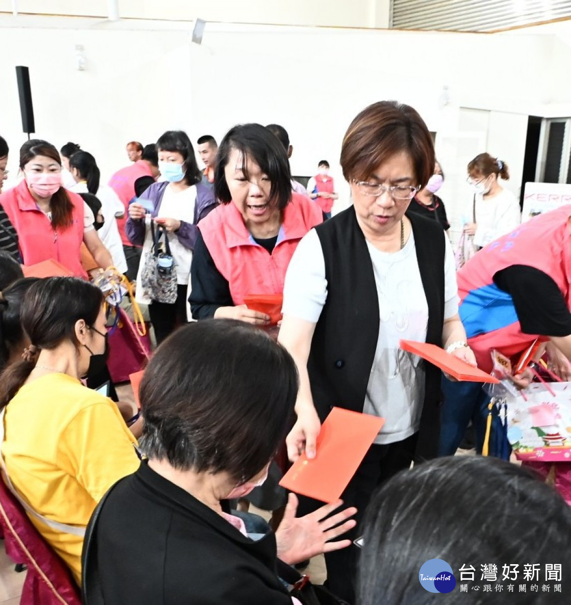 公私協力端陽送暖,彰化縣關懷弱勢不停歇。圖/彰化縣政府提供