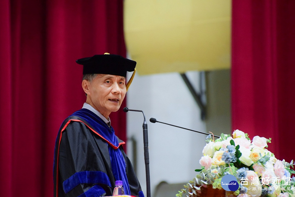 中原大學校長李英明勉勵畢業生擁抱科技創新,以專業所學回饋社會。<br /><br />