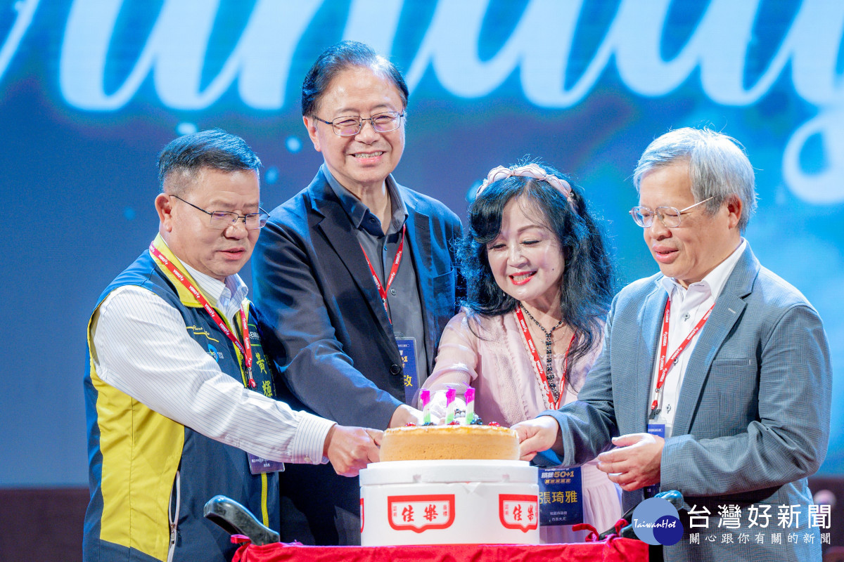 桃園市長張善政與嘉賓一同切生日蛋糕祝中央大學111週年校慶。