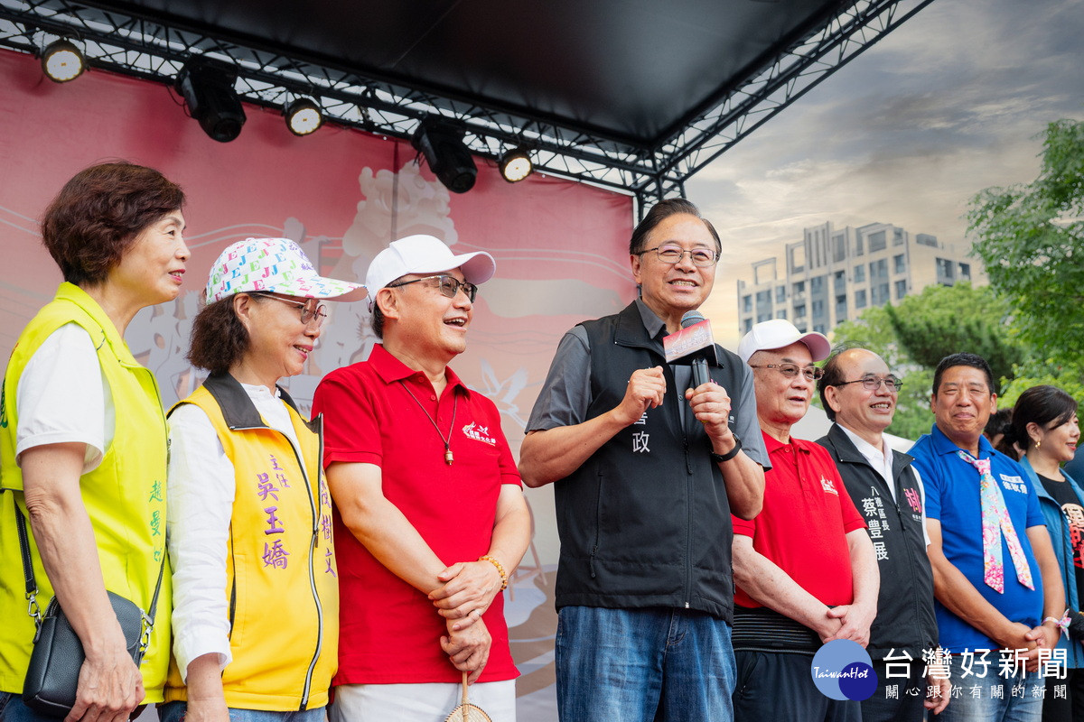 桃園市長張善政於「2026桃園閩南文化節－藝閣踩街」活動中致詞。