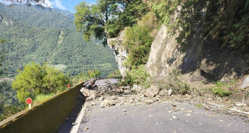 海端鄉利稻路段發生邊坡坍方 雙向道路阻斷無法通行