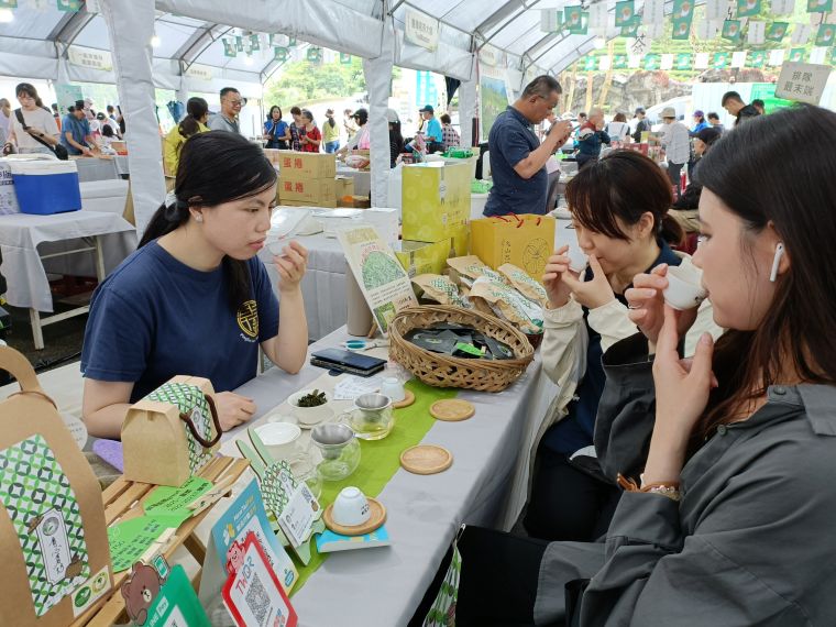 《圖說》現場有各種茶品品嚐，茶農自製桂花蜂蜜包種茶皆可現場試喝。〈坪林區公所提供〉