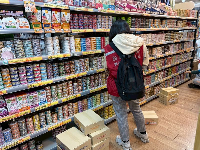為寵物食品嚴把關 新北查核合格率86% 72 《圖說》動保處前往各大賣場稽查寵物食品。〈動保處提供〉