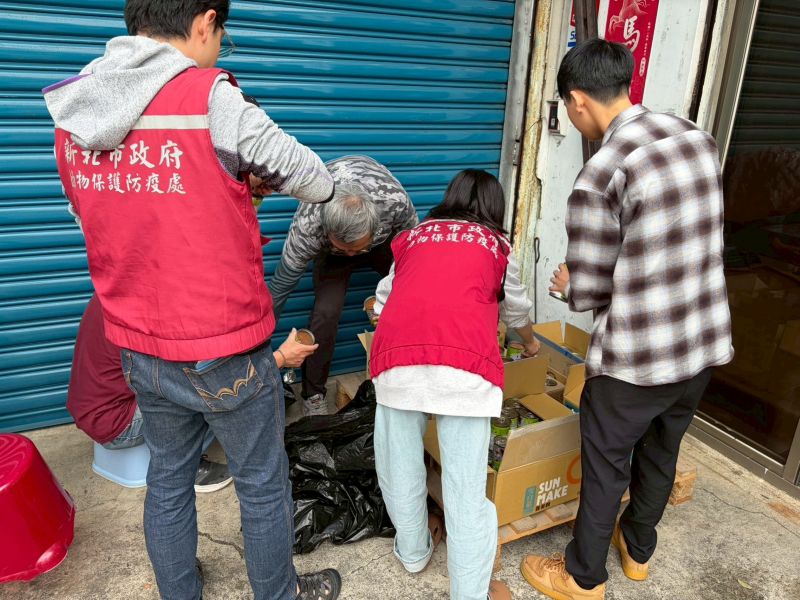 為寵物食品嚴把關 新北查核合格率86% 73 《圖說》動保處監督業者執行不合格產品銷毀。〈動保處提供〉