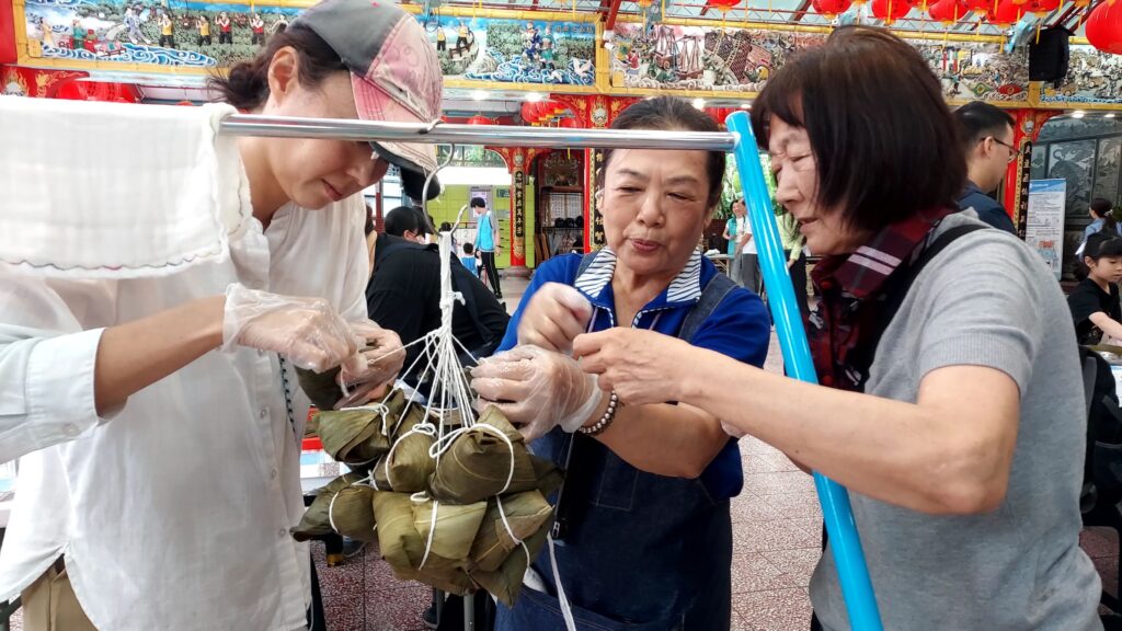 飄香端午傳溫情 文山區公所與木柵忠順廟合辦「親子包粽趣」 39 728580 1024x576 1