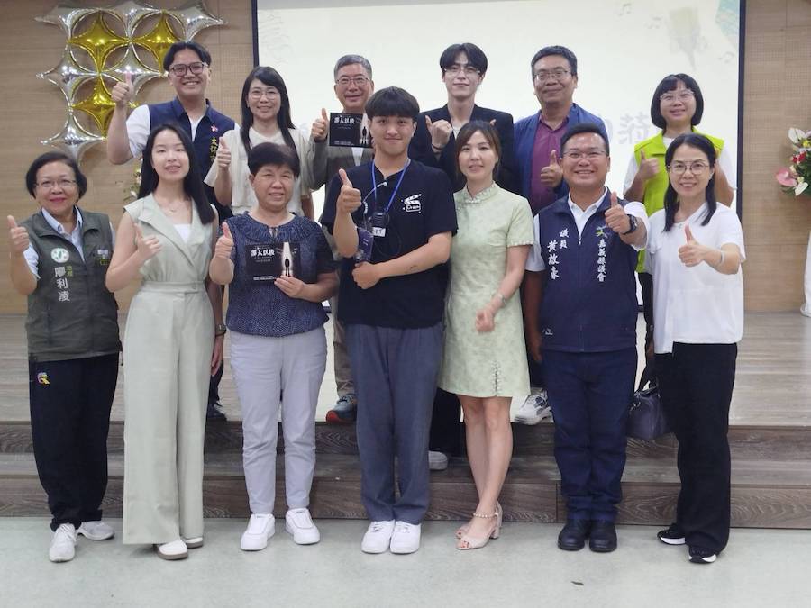 永慶高中高三學生何國銘透過嘉義縣政府「學生圓夢計畫」補助，以校園霸凌為主題，拍攝《那天以後》微電影，引發觀眾映後分享時感動落淚與省思。（圖/永慶高中提供）
