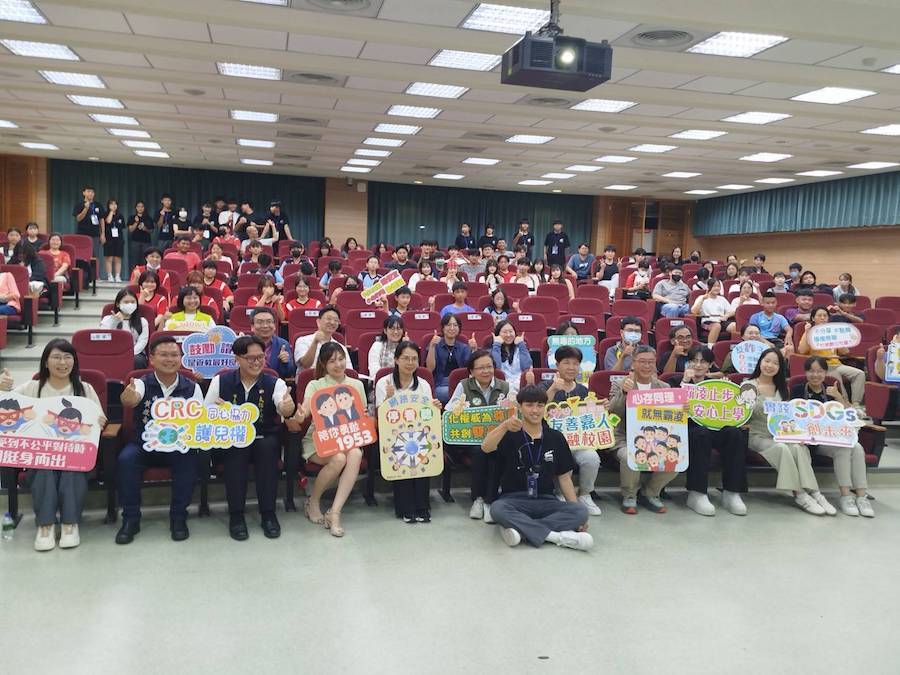 永慶高中高三學生何國銘透過嘉義縣政府「學生圓夢計畫」補助，以校園霸凌為主題，拍攝《那天以後》微電影，引發觀眾映後分享時感動落淚與省思。（圖/永慶高中提供）