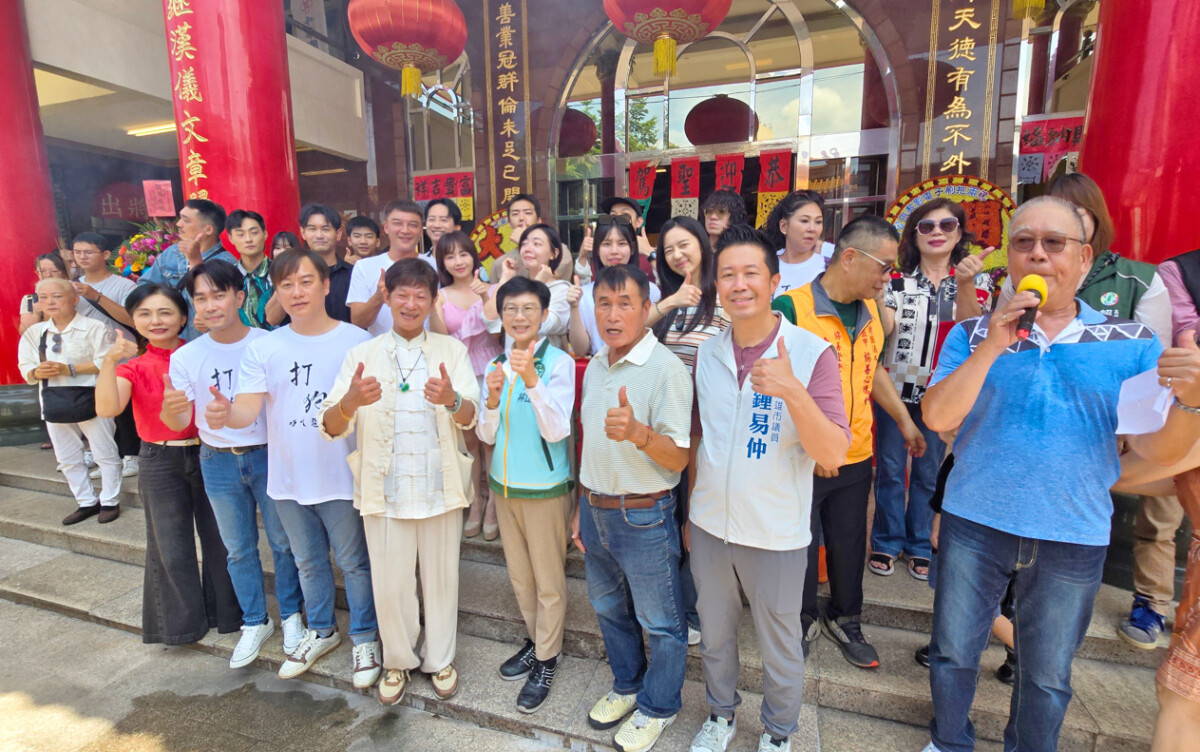 ▲資深製作人兼導演、演員林明遠(前排左四)開鏡,立委林岱樺(前排右四)及市議員張漢忠(前排右三)、鍾易仲(前排右二)到場力挺。(圖/兩把刷子電影有限公司提供)