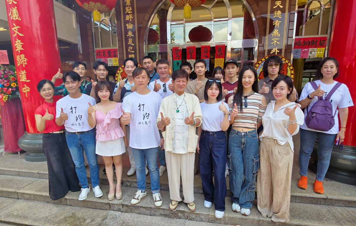 ▲電影《打狗》製作兼導演林明遠(前排右四)與主要演員及劇組。（圖/兩把刷子電影有限公司提供）