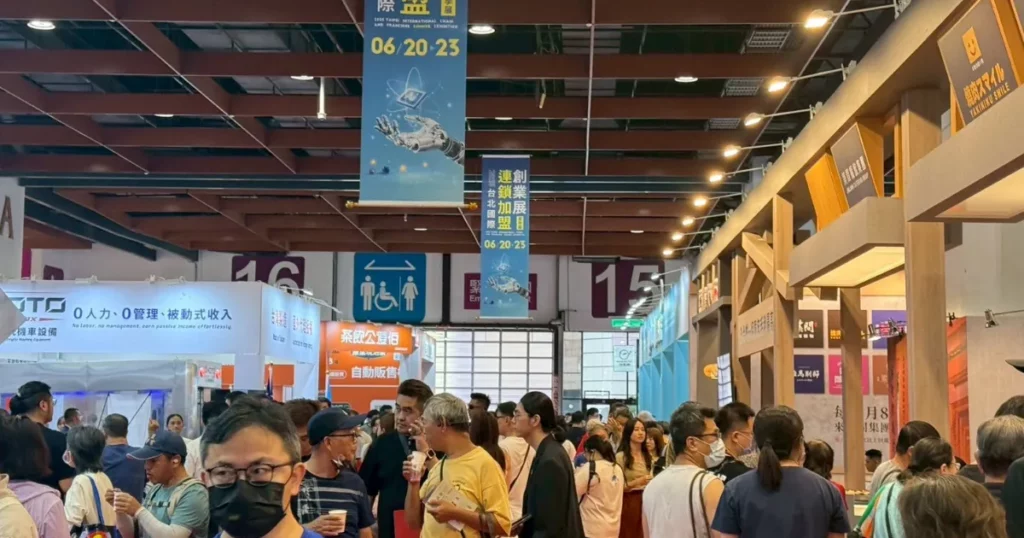 近百品牌齊聚世貿,AI智能無人商店成加盟新戰場,小資族、副業族掀當老闆熱潮。 (上聯國際展覽提供)