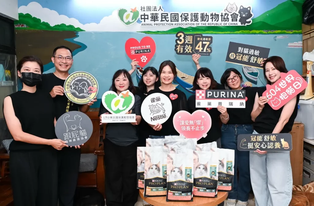 台灣雀巢董事長暨總經理羅台青(中)與北中南動保代表合影,期望冠能舒敏能讓因過敏卻步的家庭,重新與貓咪建立連結讓安心抱貓成為日常。