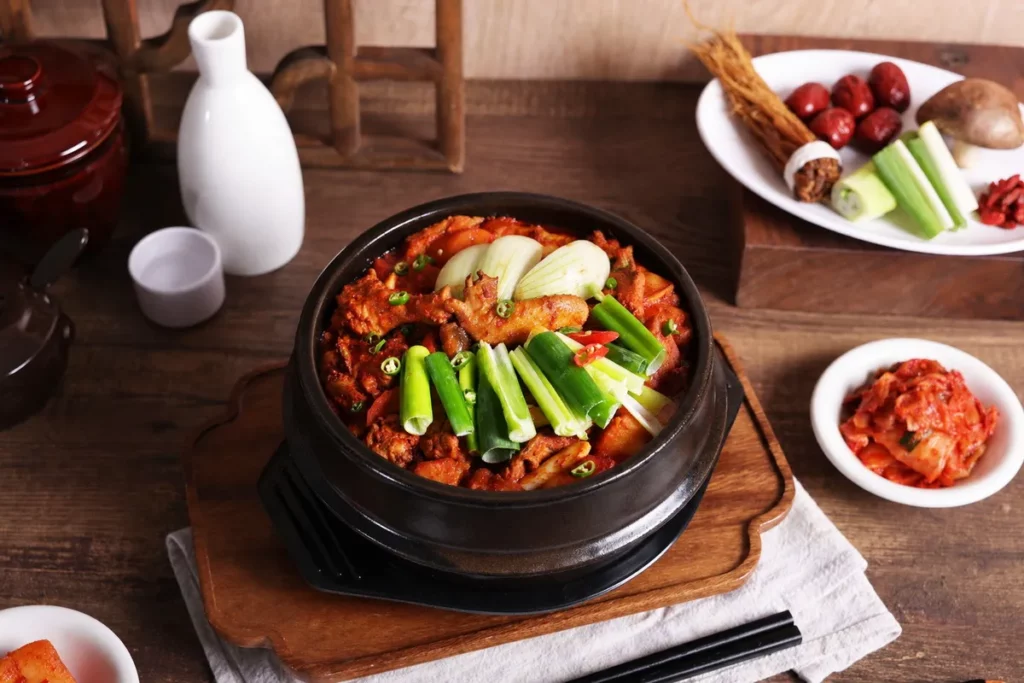 「韓式辣燉雞」為台灣獨家限定料理。