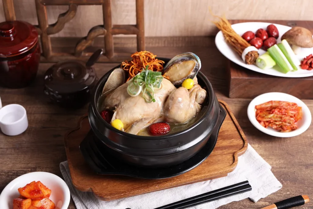 內含鮑魚和蟲草花的「百年蔘雞湯」是最具代表的雞湯。