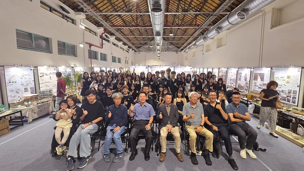 朝陽科技大學建築系室內設計組第31屆畢業設計展開幕典禮後大合影。（圖/陳惠玲攝影）