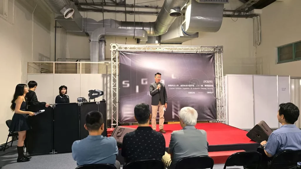 朝陽科大建築系主任郭柏巖表示，建築系室內設計組第31屆畢業設計展，完整呈現從議題發想、空間規劃、模型製作到展場呈現的學習歷程，象徵學生由青澀走向專業的轉化與實踐。（圖/陳惠玲攝影）