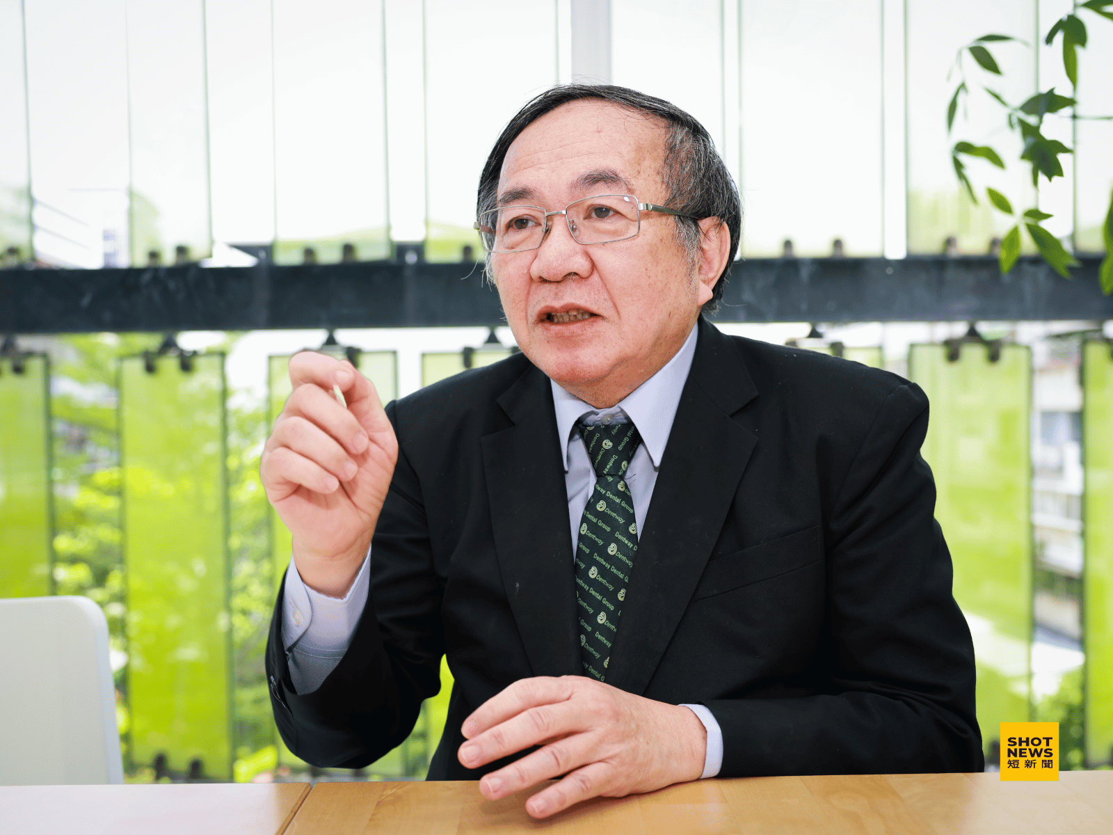 三十年來物價飛漲,團隊屢次建議調漲,陳義聰醫師卻斷然拒絕 ,「這是一份社會責任。」(劉祐龍攝影)